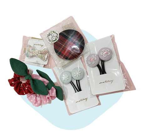 ヘアアクセサリー等：缶バッジミラー350円　ヘアアクセサリー（シュシュ）200円（ヘアゴム）150円